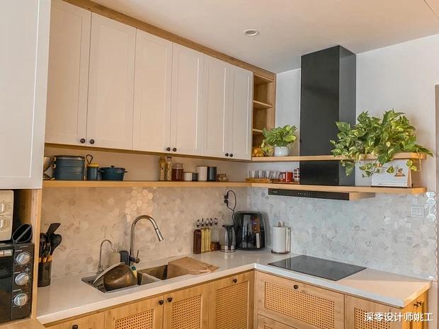 62㎡在装修上力求简洁，以奶油色打底搭配藤编，温馨舒适又简洁