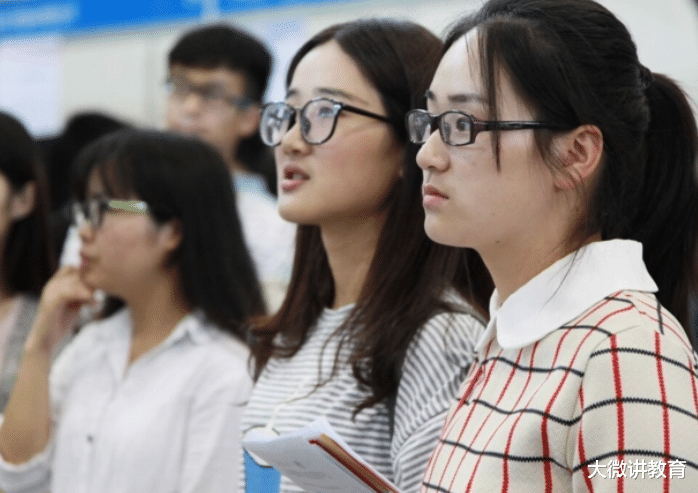 穿衣搭配|首批00后毕业了：“哪有什么岁月静好，都是有人在替我们寻衅滋事”