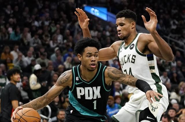 轰37+7+6！字母哥打爆格兰特！单场17分8篮板，雄鹿真不该交易他