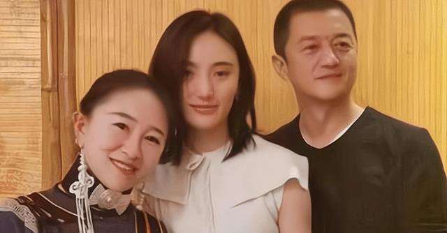 李亚鹏|51岁李亚鹏动态罕曝光,一边忙拍婚纱照,一边出席慈善晚宴