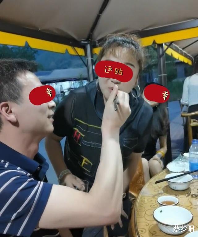 广东,一女子同学聚会上与男子做亲密动作引网友热议:过分了