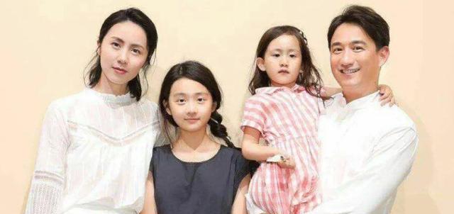 黄磊|黄磊女儿圣诞妆容再引争议，浓妆示人被批太过早熟