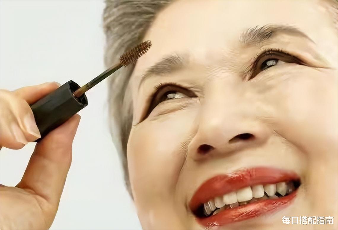 发型 这才是50、60岁女人优雅老去的秘诀:穿衣得体气质,发型妆容精致