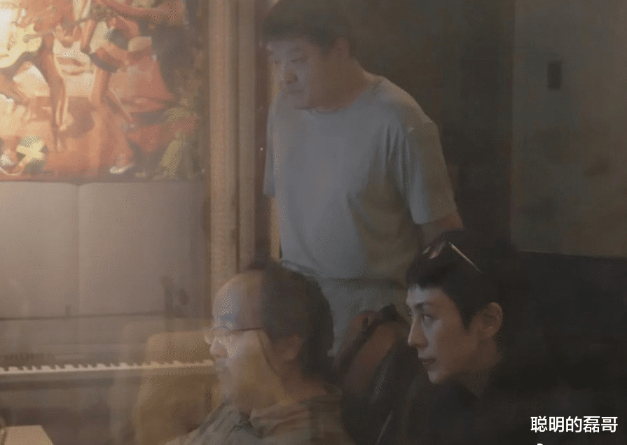 窦唯|52岁窦唯头发花白身材发福，和李诚儒前妻合照显拘谨