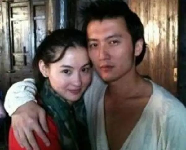 谢霆锋|谢霆锋全家团圆迎新年,狄波拉谢贤大方合影,未见王菲