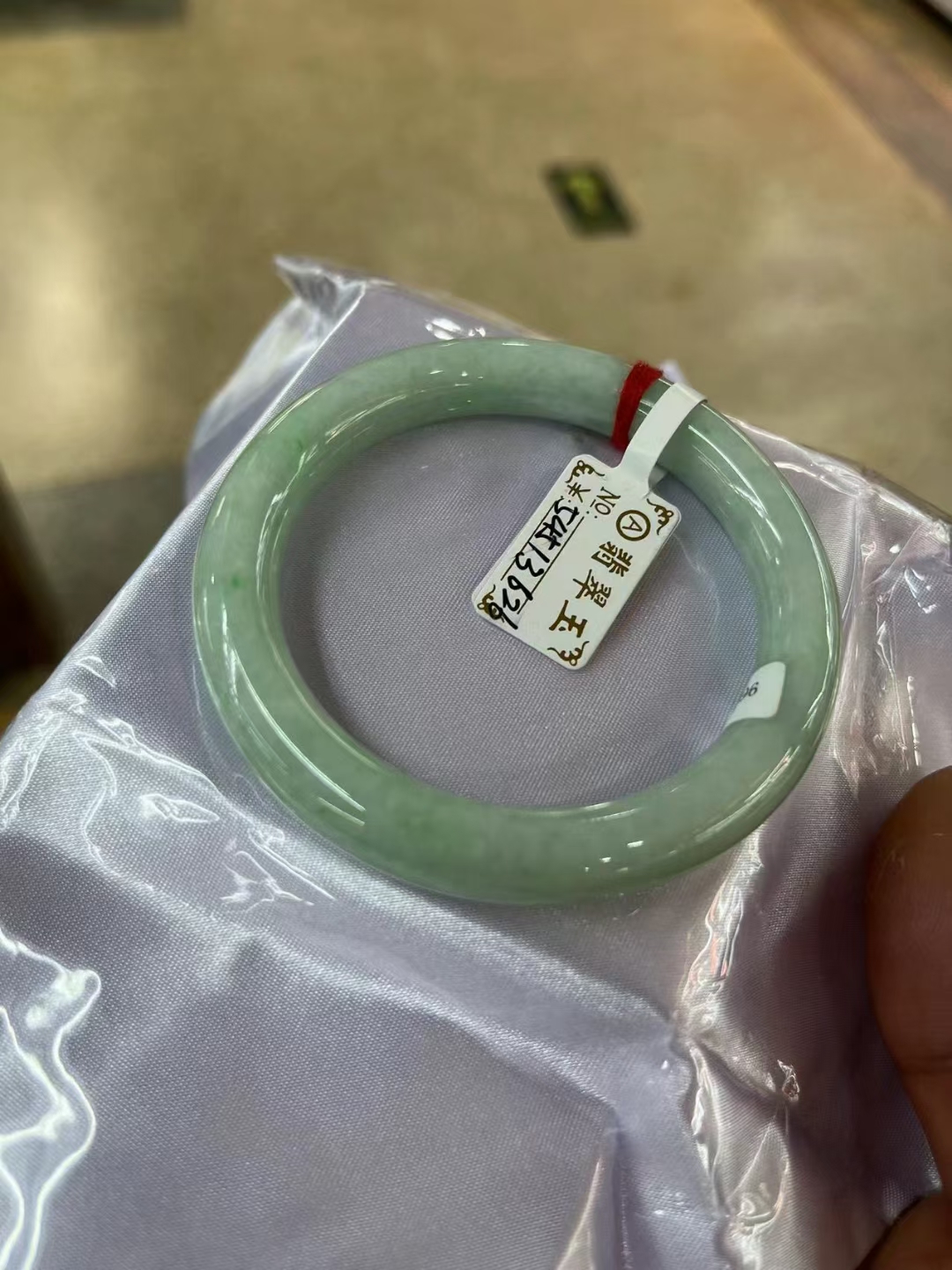 翡翠手镯|假如你有钱了,会买10万一只的翡翠手镯吗?