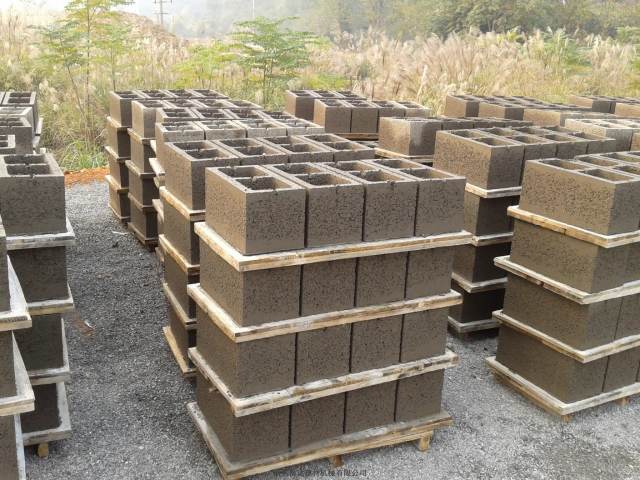 工地不要的空心砖别乱丢,带回家改造,连这5个家具都能做出来