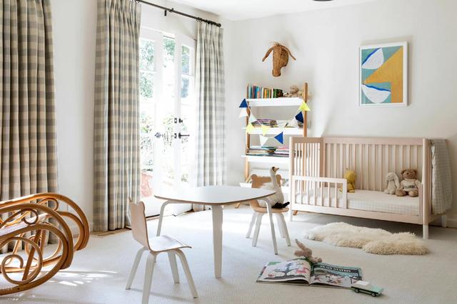 简单白色主调,辅以木质大理石元素,装出色彩统一和谐的加州住所