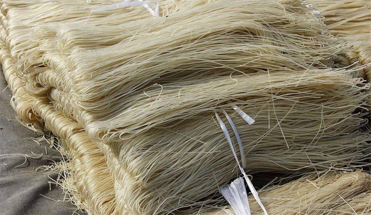 买红薯粉条时，分清真假很重要，牢记这3个技巧，商贩都骗不了你