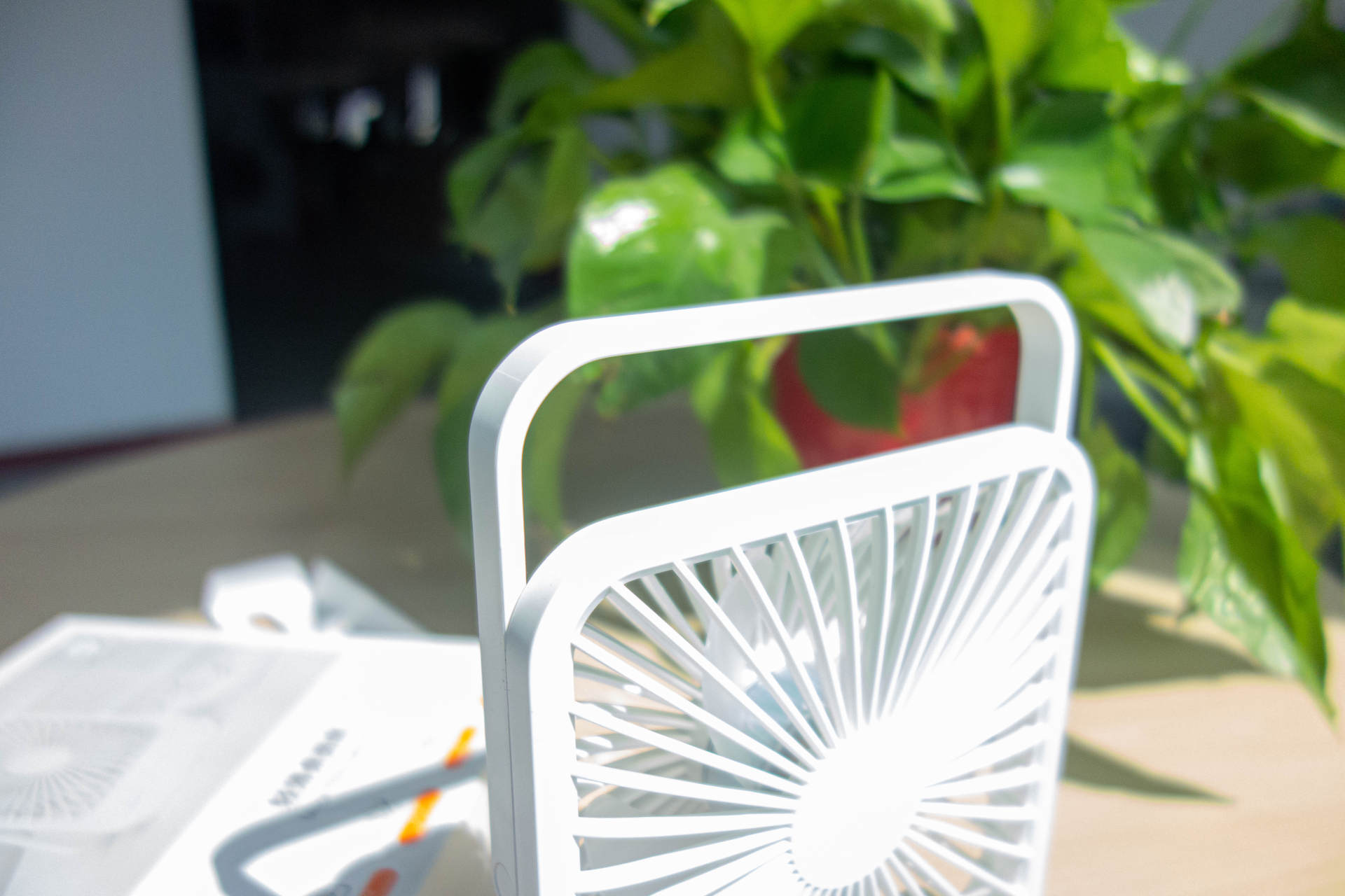 电池|几素轻薄桌面风扇：夏日必备，颜值高，续航久