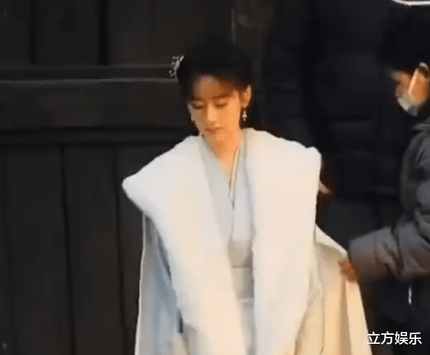 袁冰妍|袁冰妍钟汉良新剧路透曝光,后者拍戏一脸疲倦,和女主似两代人!