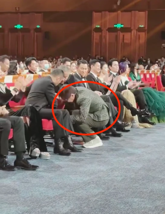 糖尿病 明星红毯出丑场面，假摔、尬舞、撞衫、丢假发丢鞋子，好不笑人