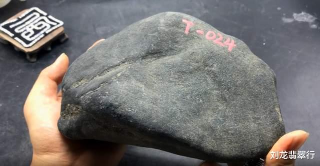 翡翠|幸运赌石记：价值30000的翡翠原石，取出古典麻花镯