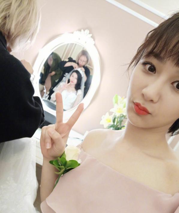 杨紫|杨紫不舍假期与闺蜜聚餐，两人感情如初，五年前杨紫亲自送她出嫁