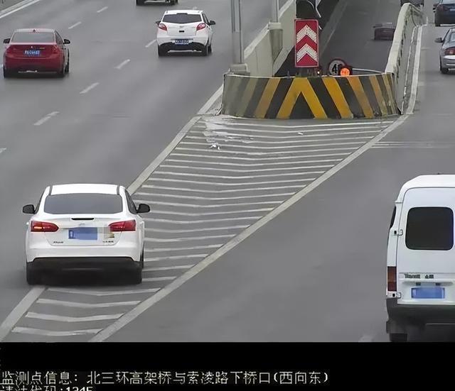 下高速公路时不小心压到了导流线,会被罚款扣分吗?说出来别不信