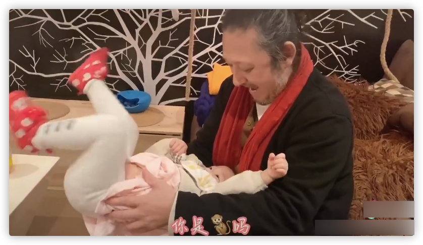 千惠|三宝与小25岁娇妻同框，逗二胎女儿姿势熟练显温馨，两人疑要三胎