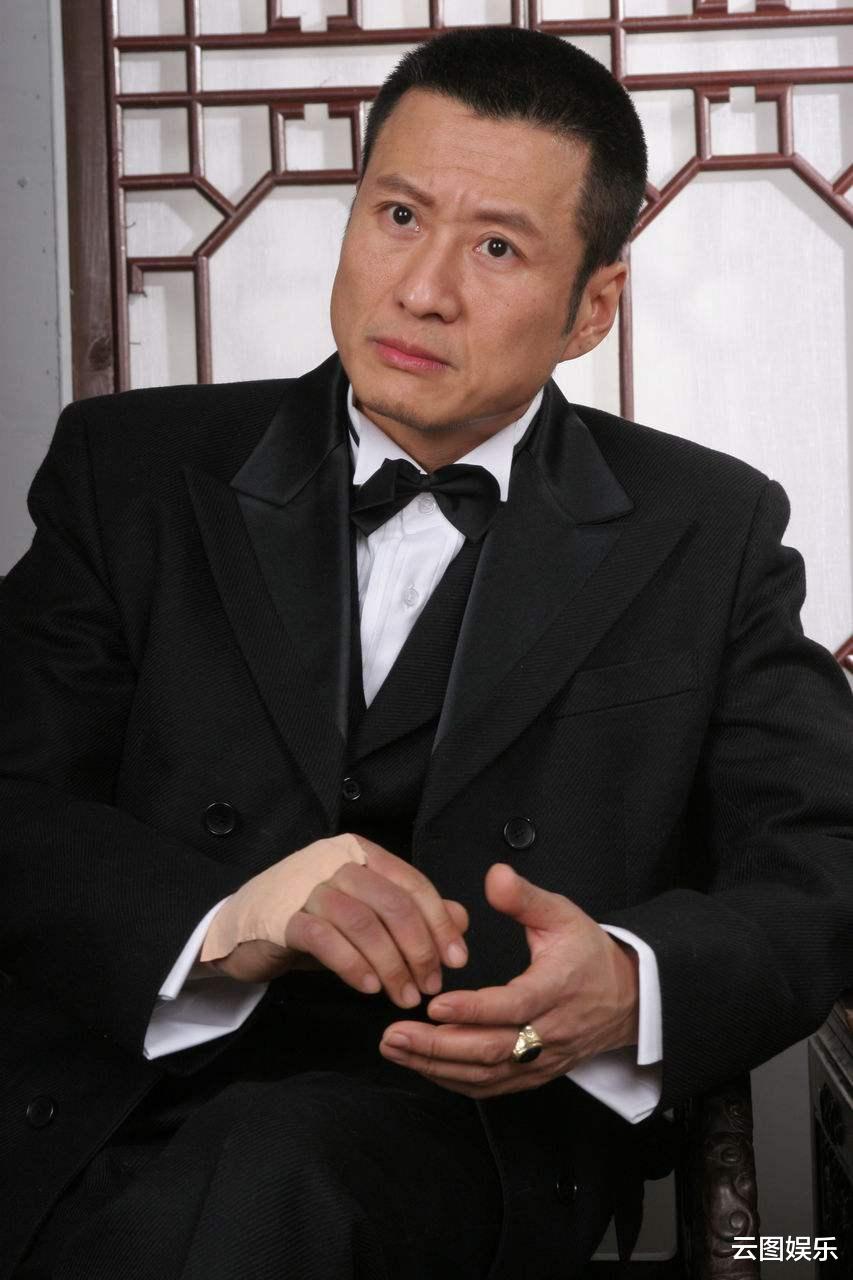 孙兴|孙兴前妻携子现身!20岁孙恒身高1米84帅气十足,将出国读心理学