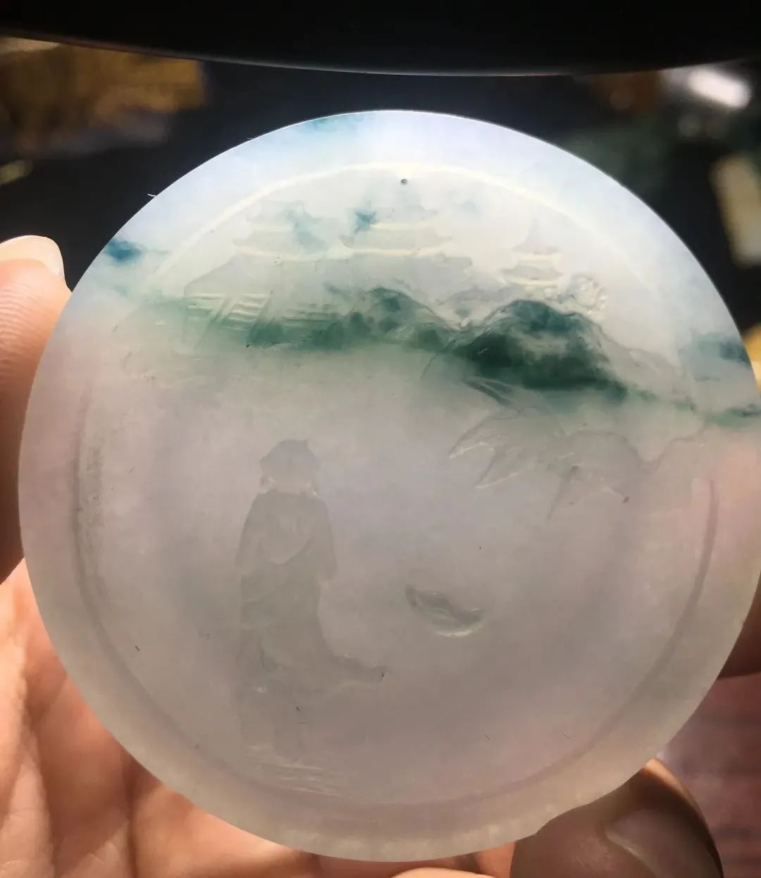 雕刻|糯冰飘蓝花的翡翠手镯芯,玉雕师采用不一样的雕刻手法,效果一样出众