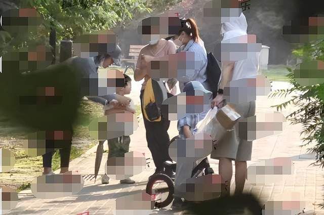 官宣|65岁葛优带娃出游！包裹严实不想被人认出，老婆背布袋子太接地气