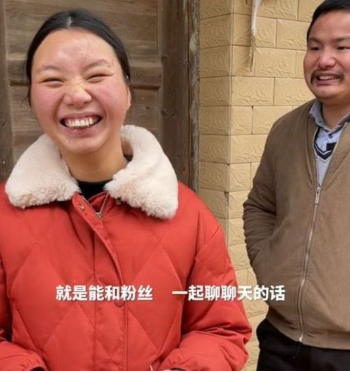 红牛|网红牛爱芳罕见露面，面部圆润双下巴抢镜，假胡子已经不见了