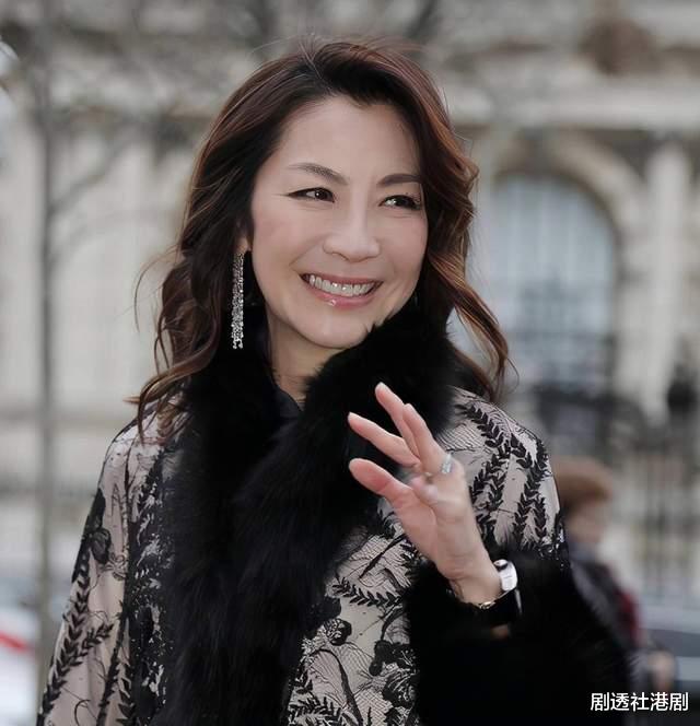 杨紫琼|59岁功夫巨星杨紫琼宣告确诊！晒素颜照略显疲惫，疑为宣传新电影中招