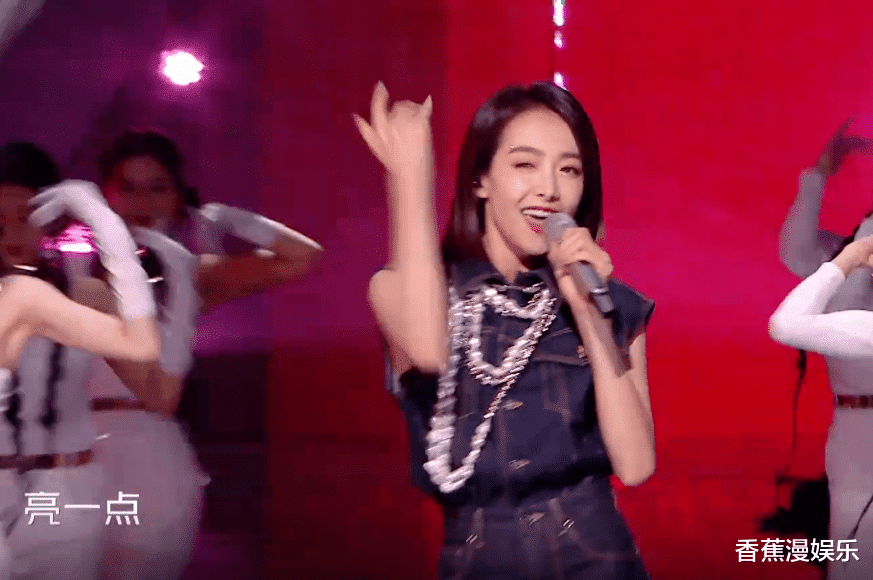 眼影 26位女星跨年争艳大戏:杨幂穿貂,杨紫撩开刘海,一个比一个有招