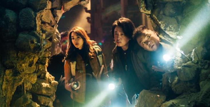 |紧身衣服没穿对多丢人？刘涛扣子崩开，柳岩特别土，金晨变小肚婆