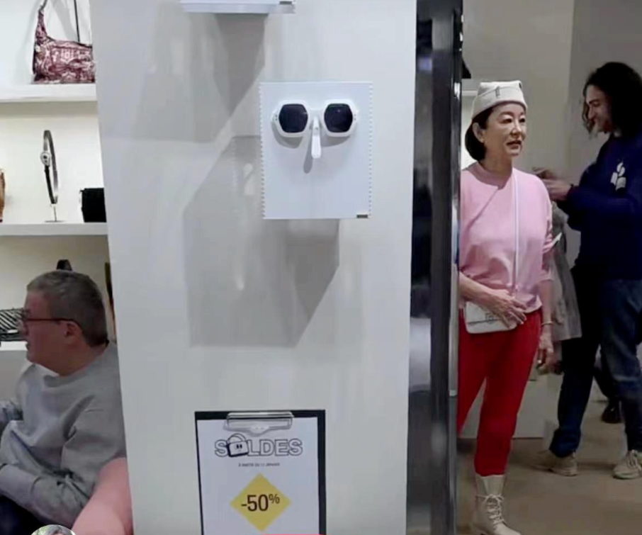 林青霞|68岁林青霞素颜逛街,与外国男友人关系亲密引猜测,两人数次被拍