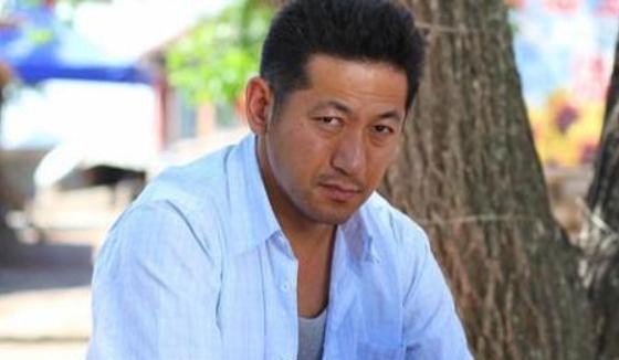 郭铁城|53岁郭铁城露面，面容精致不显老，97年上春晚，最火时离开赵本山