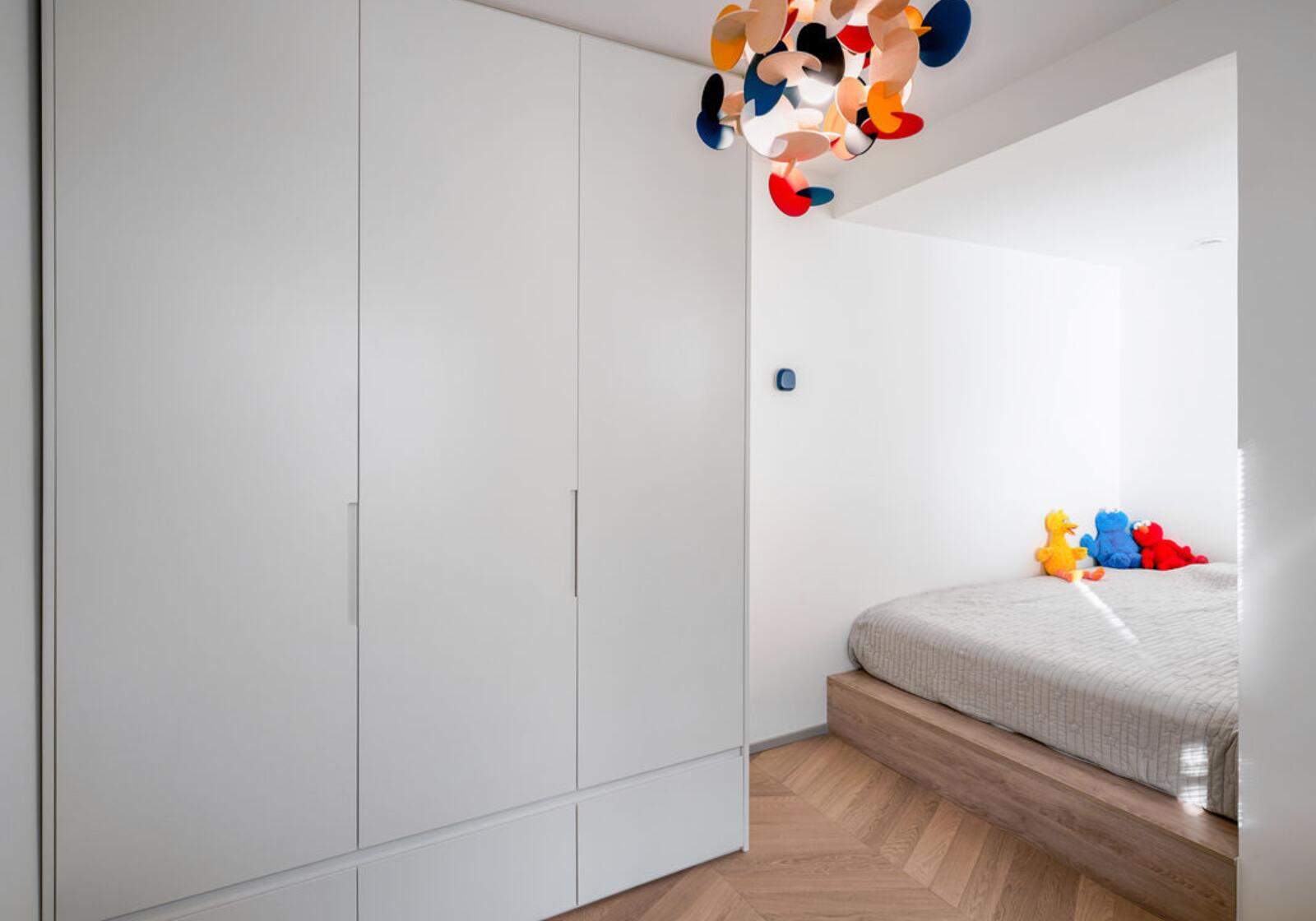 主卧做对开门，餐厅放阳台，她70㎡家，称为“改造范本”都不为过