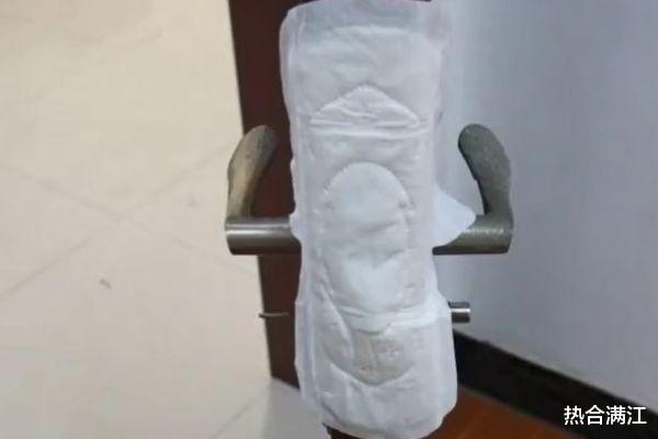 在门上贴一个卫生巾,解决了大家都困扰的一个难题,学会受用一生
