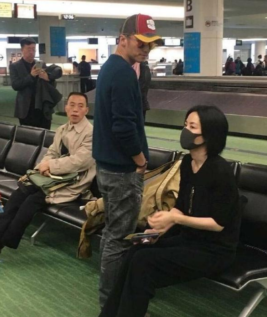 王菲|真老了！52岁王菲与小鲜肉约会模样大变，头发稀疏脸也有点僵