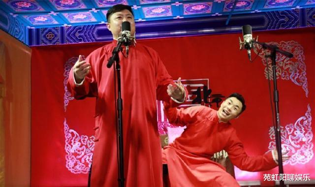 张九南|没有演出却登台报幕，德云社张九南客串报幕员，网友：狗子真敬业