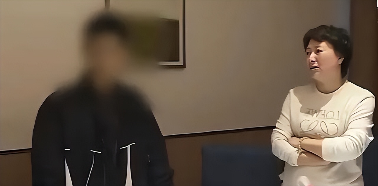 19年长沙男子为娶空姐豪掷百余万,结婚前发现床上混合毛发:我被骗了