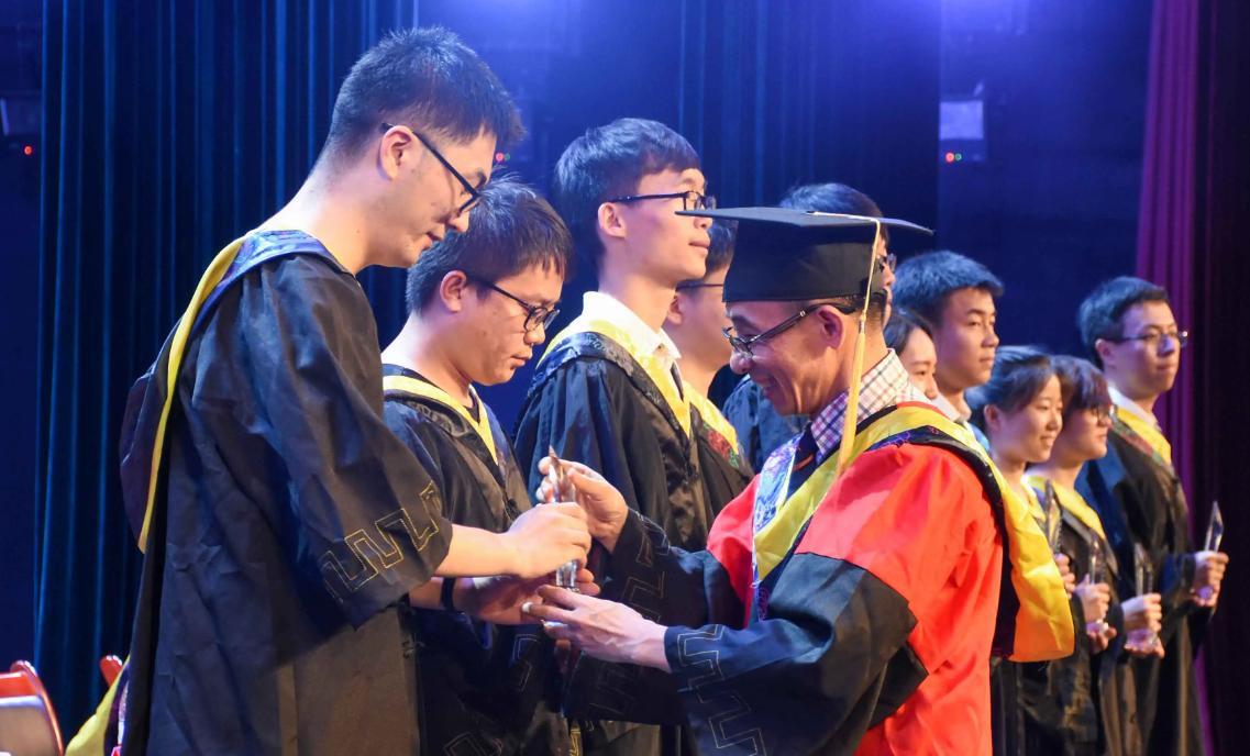 考试|考出去容易回来难，名校硕士回乡3个月工作处处碰壁，无奈卖烤鸭