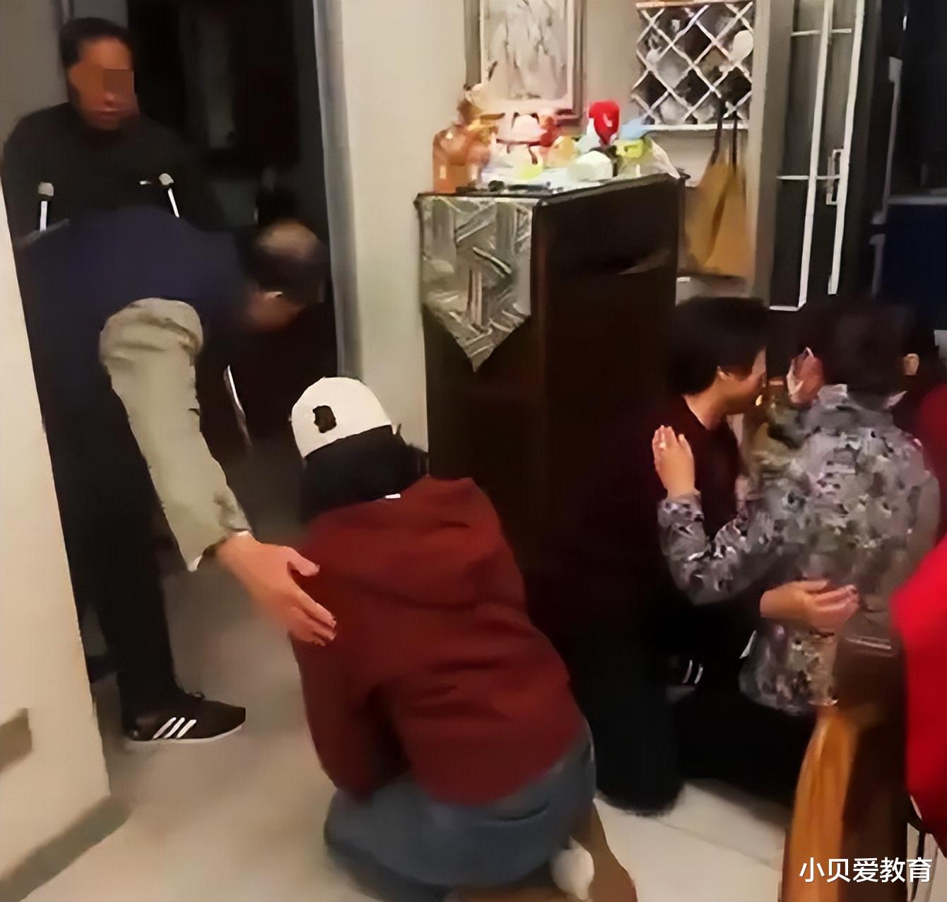 体制内家长上门掌掴男童后续,下跪求原谅,高喊:我们是朋友的