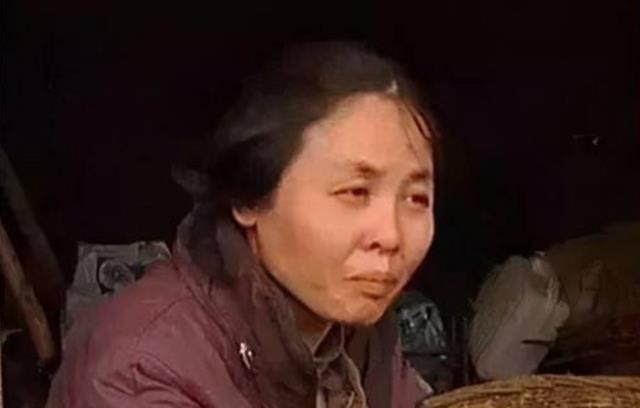 1995年四川女大学生被拐，55岁老汉花120元买下，跟牲口住了17年