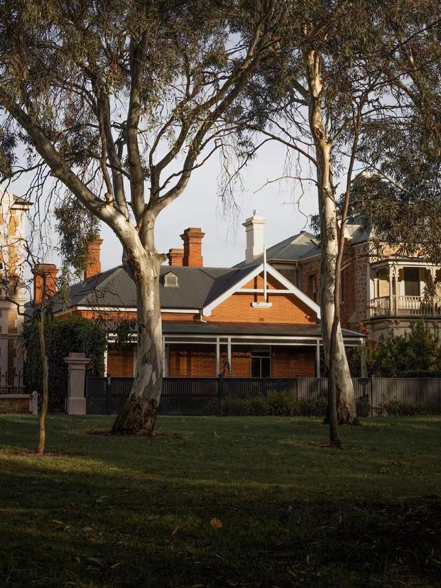 这个宁静的家,中性色调与古董、陶瓷摆件,那叫一个简约大气,美