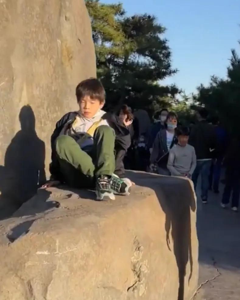 霍思燕|偶遇杜江霍思燕一家出游,“二胎”女儿同行,模样跟嗯哼一模一样