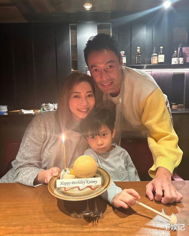 张达伦|张达伦携妻儿为好友庆生 前女友黎芷珊到场一同吃饭合影感情好