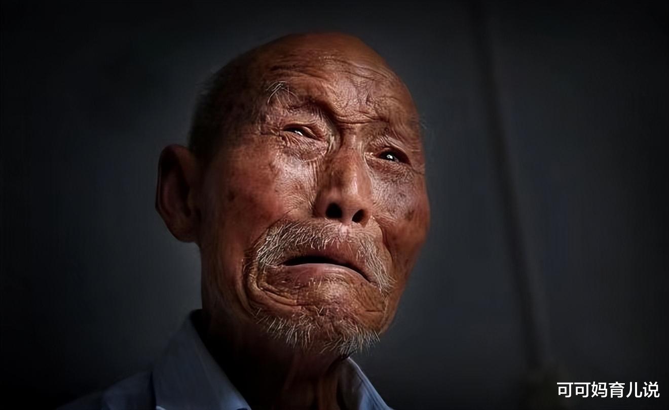 爸爸准备把自己病弱的老父亲丢进大山,儿子一句话,震惊了所有人