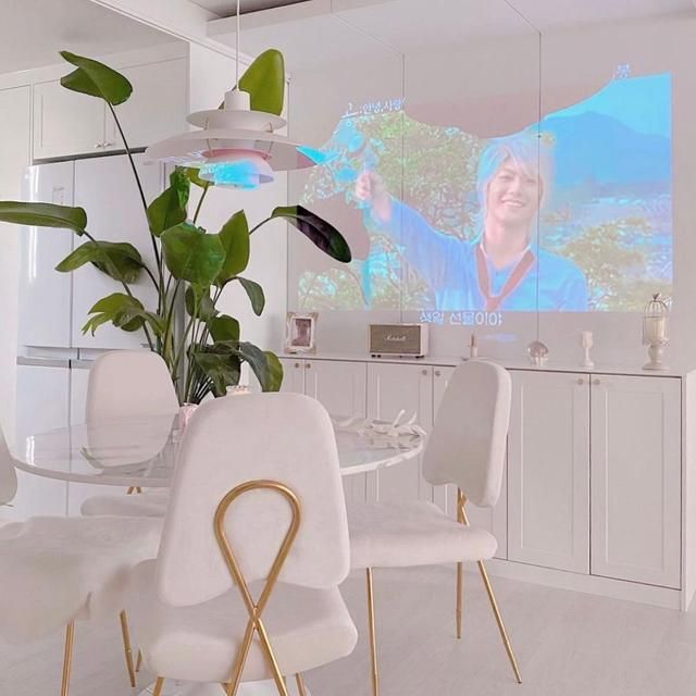 参观完她家,才知什么叫“高级美”,全屋大白墙,竟没有一点俗气