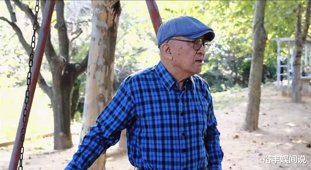 李保田|75岁李保田定居山东威海！独自荡秋千仍显老当益壮，打扮低调朴素