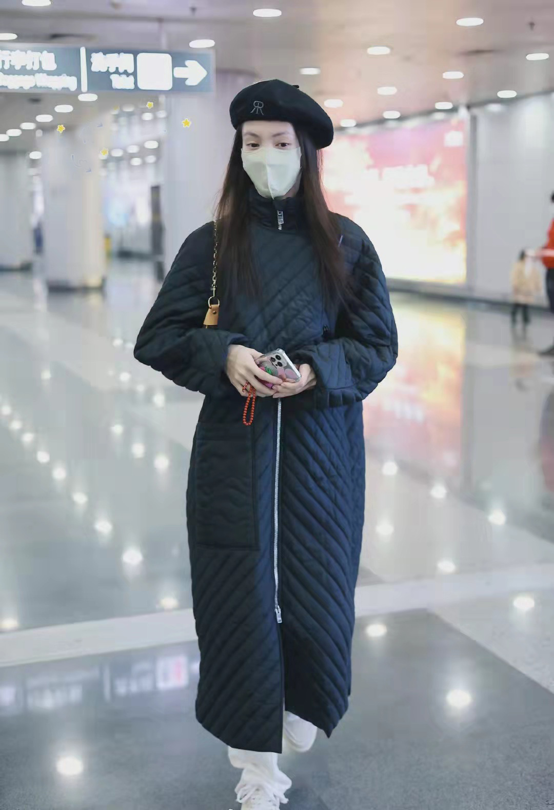 美小凡 金晨穿过膝棉服堪比穿旗袍，看起来好显身高呀！目测有一米八