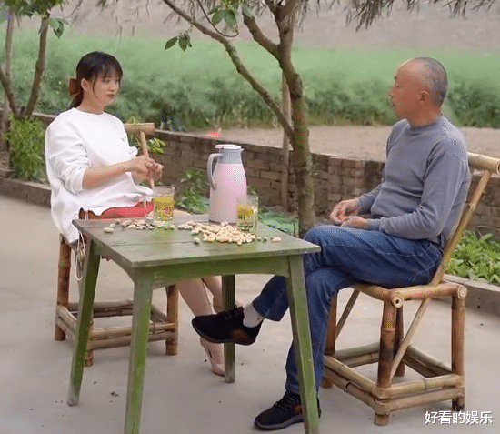 |穿JK裙的小厨娘严素,靠“扭”坐拥889W粉丝,老爹到底啥来历