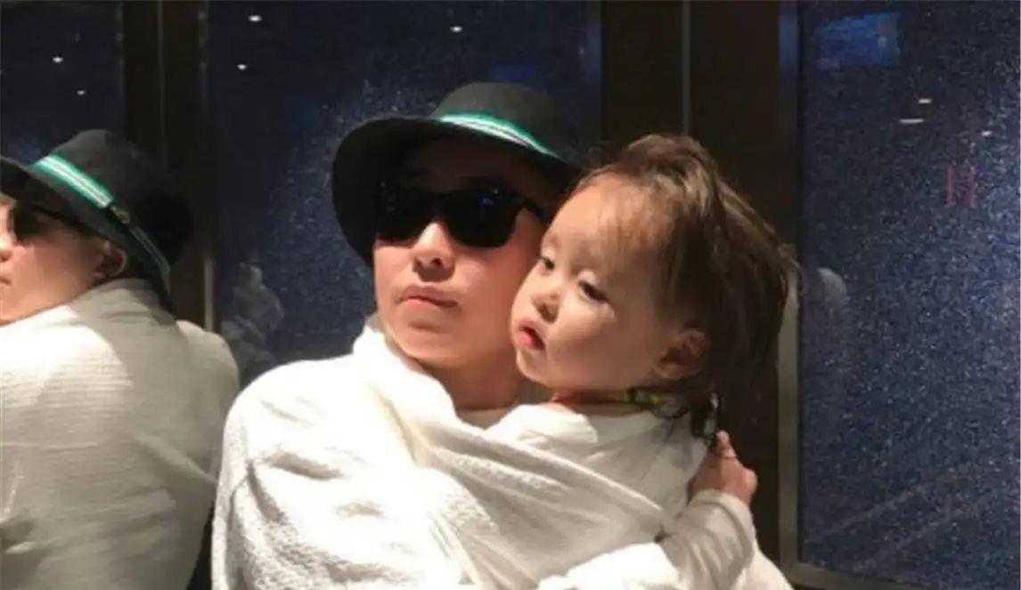 身价千万的单身女老板,花50万买精生女,遭网友怒批:太自私了!
