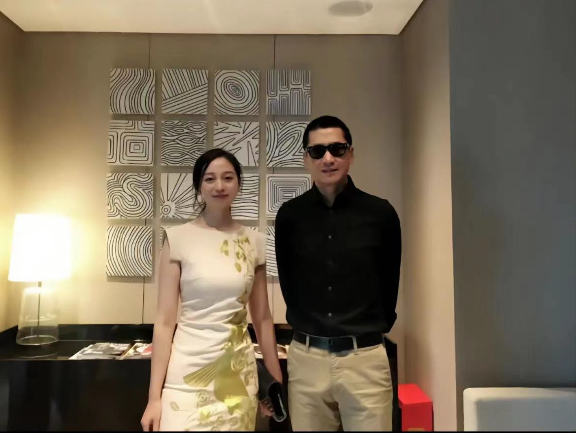 周杰|52岁周杰被曝恋情!女方晒暧昧记录戴鸽子蛋钻戒,年轻貌美身材佳