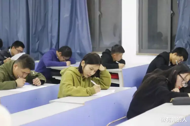 职业教育|三本生扎堆考公被嘲，不能让学渣当公务员，网友：我985白读了