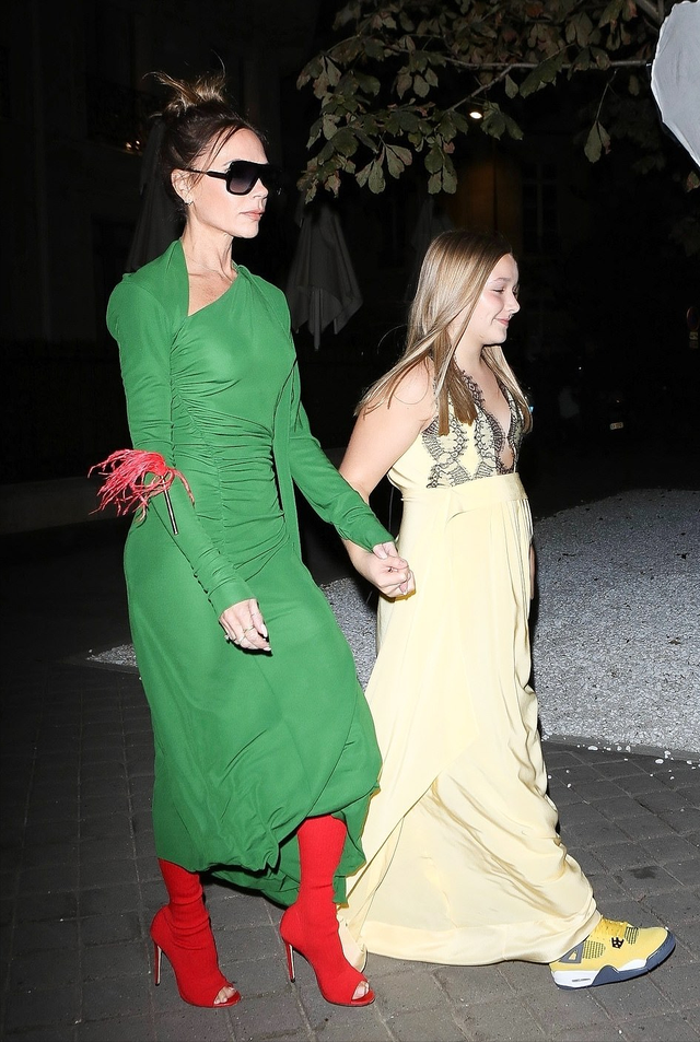 小贝|11岁小七在巴黎时装周美成小女神，穿低胸长裙太早熟