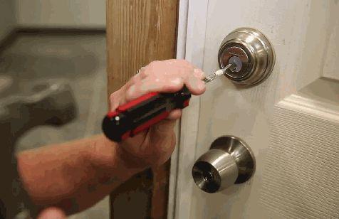 家里的锁孔被灌满502胶后,千万别着急花钱找人开锁,只要用下面这个方法就能轻松解决燃眉之急